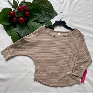 Xhilaration Round Neck 3/4 Length Bat-Wing Sleeve Top Beige M (Women’s)